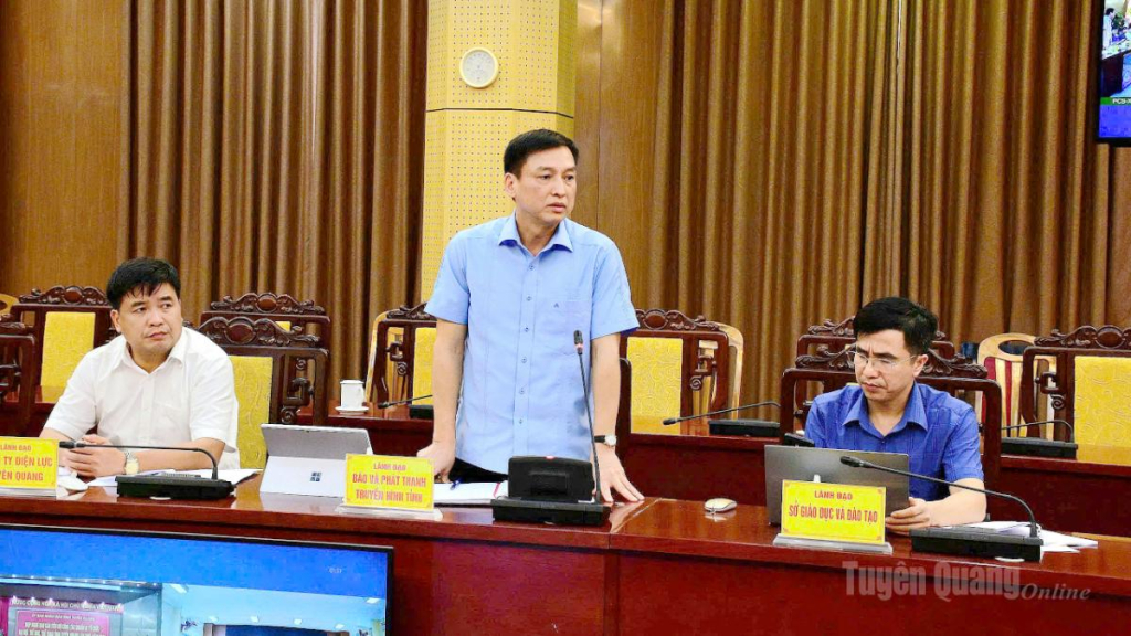 Lãnh đạo Báo và phát thanh, truyền hình tỉnh phát biểu tại cuộc họp.