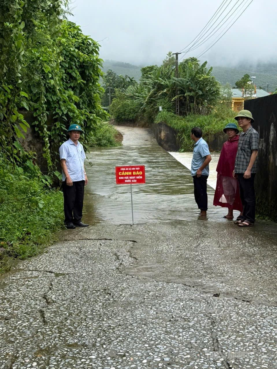 Lãnh đạo UBND xã Sơn Thuỷ kiểm tra các vị trí xung yếu.