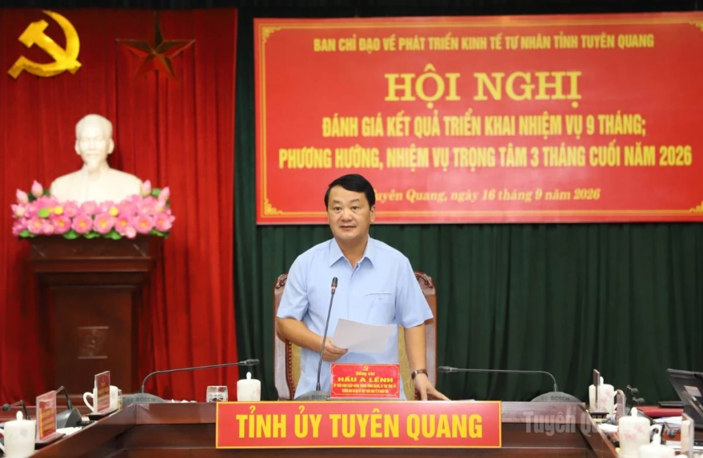 Bí thư Tỉnh ủy Hầu A Lềnh phát biểu kết luận hội nghị.