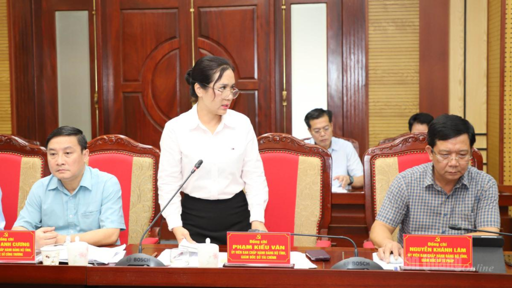 Giám đốc Sở Tài chính Phạm Kiều Vân thảo luận tại hội nghị.
