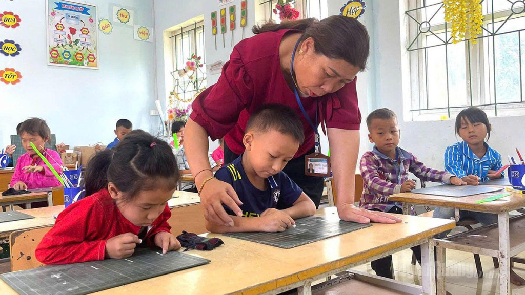  Cô, trò Trường Tiểu học Lũng Phìn, xã Lũng Phìn trong giờ tập viết.