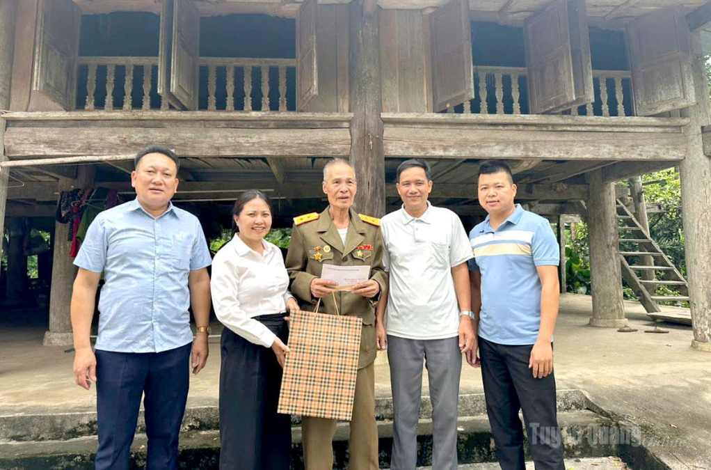 Trưởng thôn Ma Công Dừa, thôn Khánh Hòa, xã Bình An (ngoài cùng bên phải) cùng với lãnh đạo Ủy ban MTTQ xã, Chi bộ thôn thăm hỏi, tặng quà người có công với cách mạng trên địa bàn thôn.