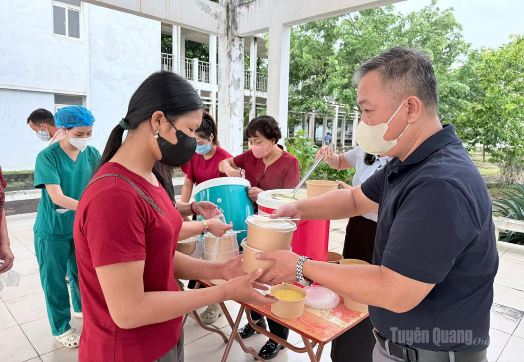 Thành viên nhóm “Cháo yêu thương” phát cháo miễn phí tại Bệnh viện Lao và Phổi.