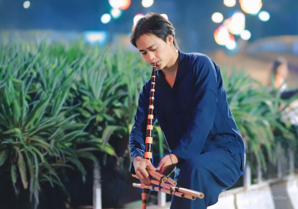 Lầu Mí Sùng  say mê với những  thanh âm truyền thống của dân tộc Mông.
