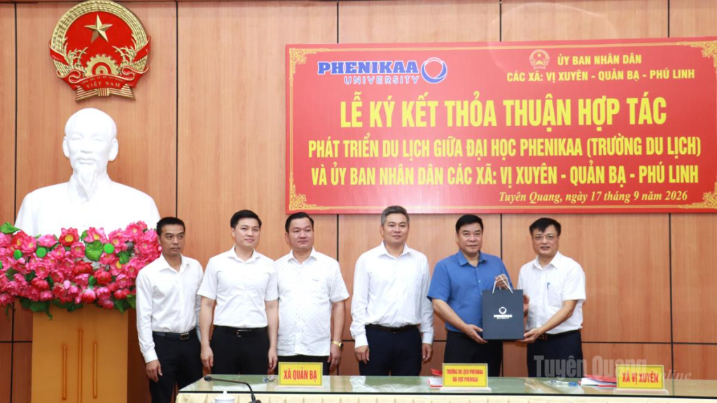 Đại học Phenikaa tặng quà đồng chí Hoàng Gia Long, Phó Chủ tịch UBND tỉnh.