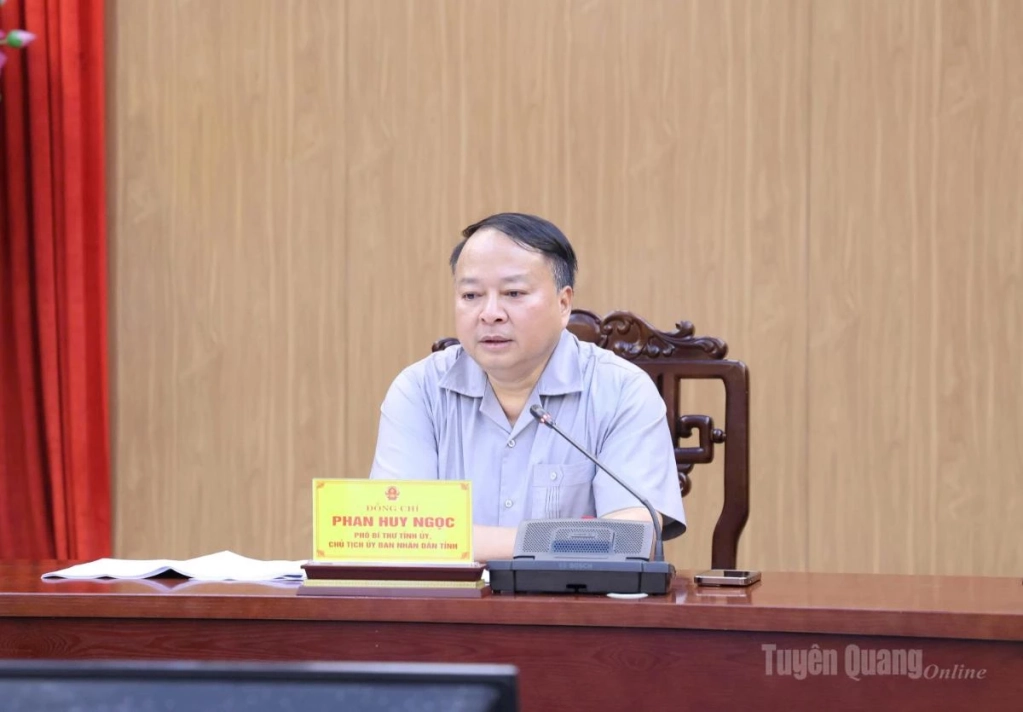 Đồng chí Phan Huy Ngọc, Phó Bí thư  Tỉnh ủy, Chủ tịch UBND tỉnh chủ trì cuộc họp.