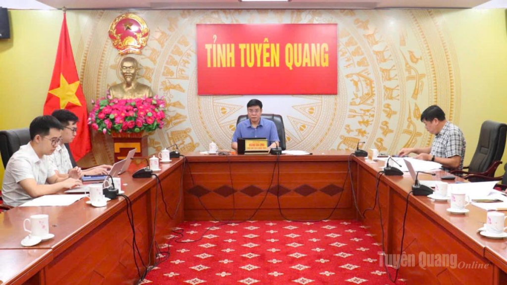 Đồng chí Hoàng Gia Long, Uỷ viên Ban Thường vụ Tỉnh ủy, Phó Chủ tịch UBND tỉnh dự tại điểm cầu cơ sở 2.