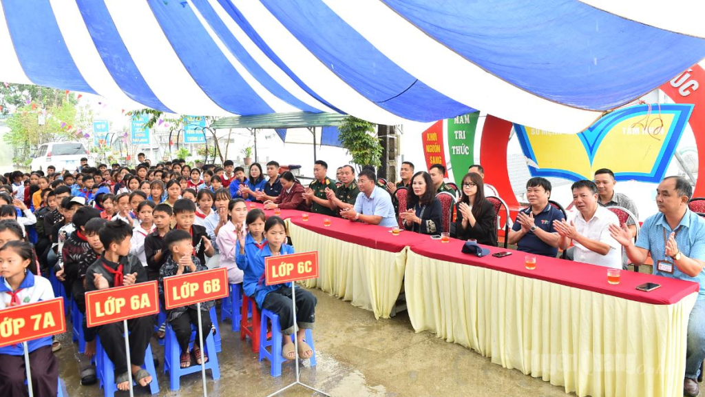 Các đại biểu, nhà tài trợ và các em học sinh Trường Phổ thông Dân tộc bán trú THCS Chiến Phố tại chương trình.