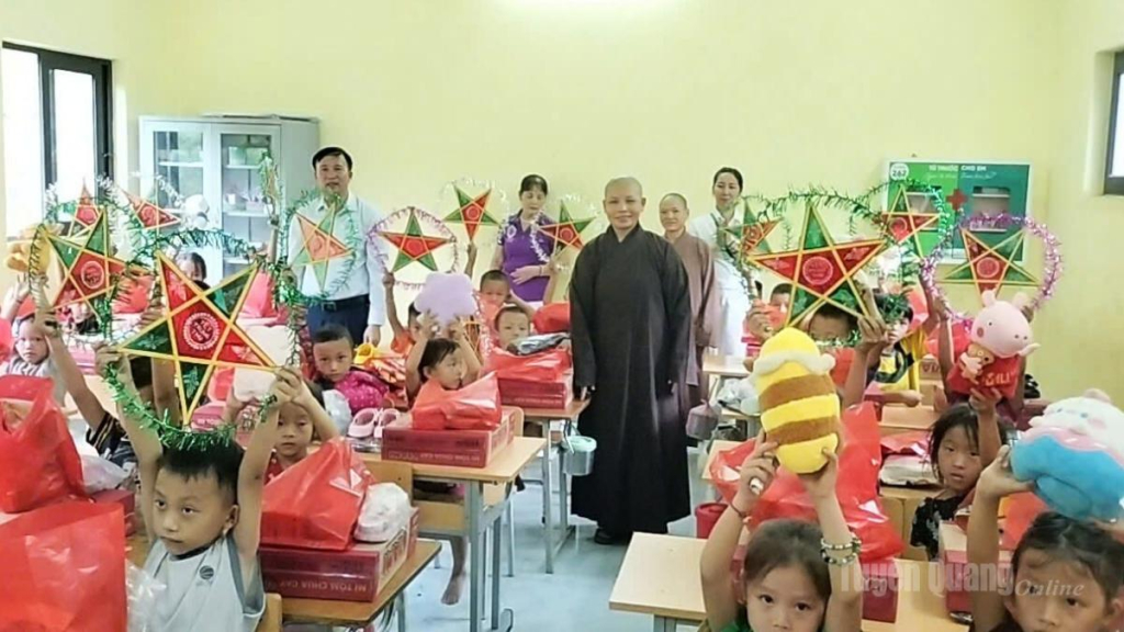 Đoàn thiện nguyện chùa Sùng Phúc tặng quà Trung thu cho học sinh xã Khâu Vai.
