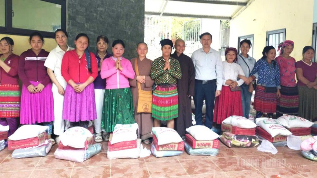 Ni sư Thích Đàm Toàn, Trụ trì Chùa Sùng Phúc tặng quà hộ khó khăn của xã Khâu Vai.