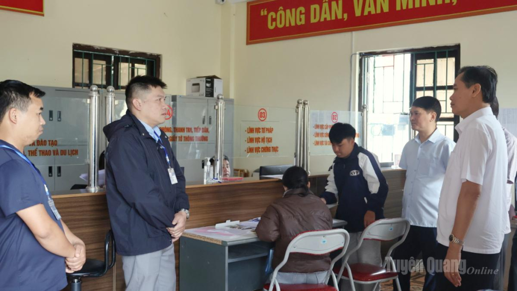 Đoàn kiểm tra tại Trung tâm Phục vụ hành chính công xã Thắng Mố.