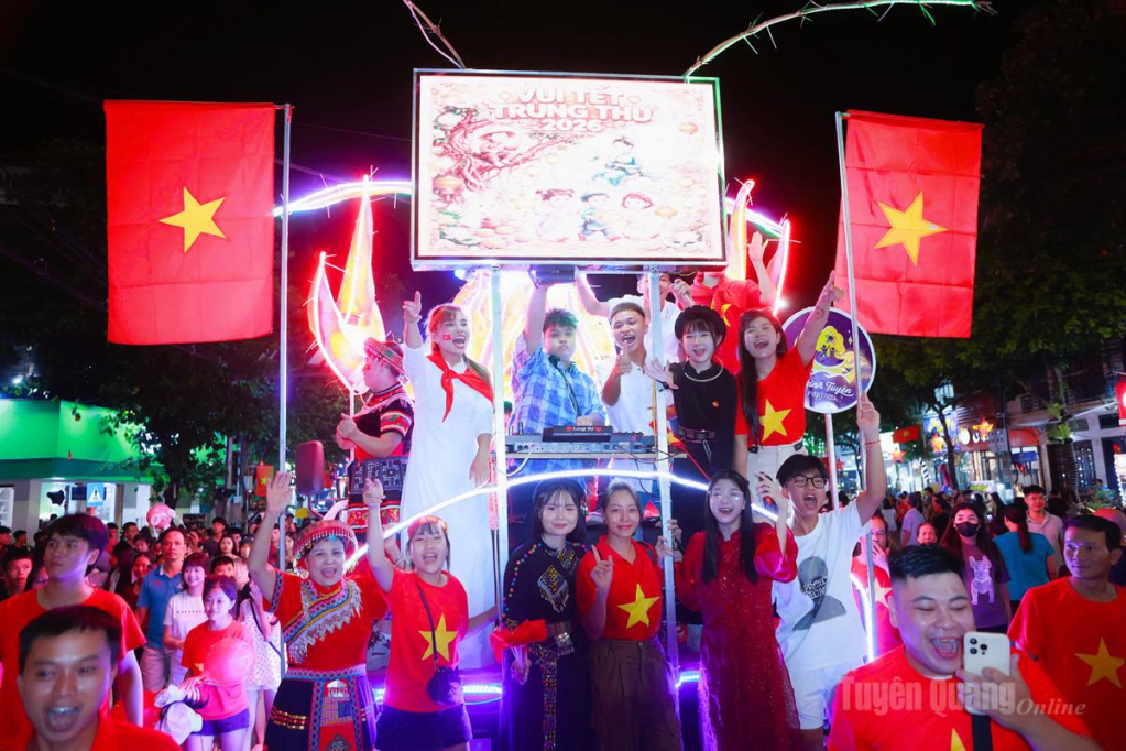Người dân và du khách hào hứng với những mô hình đèn Trung thu đa sắc màu.
