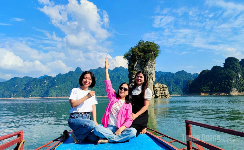 Du khách check-in nơi Cọc Vài thuộc Khu du lịch sinh thái Na Hang - Lâm Bình.  Ảnh: Cảnh Trực