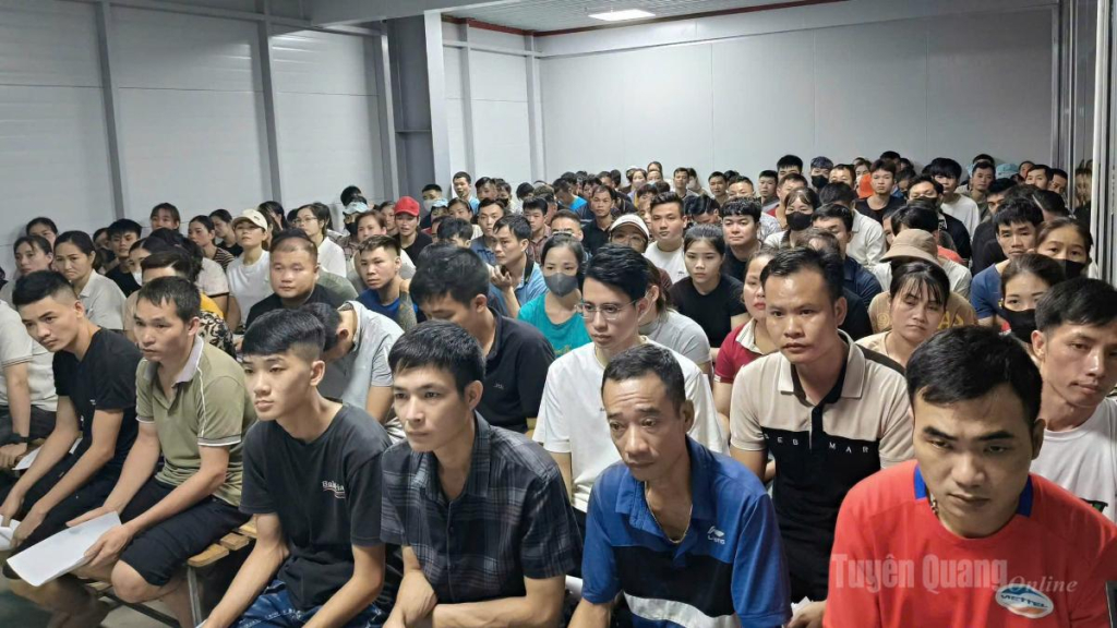 Đoàn viên, công nhân lao động thuộc Tổng Công ty May Tuyên Quang LGG - Chi nhánh Thái Sơn tham dự buổi tuyên truyền.