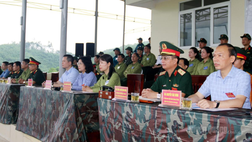 Các đại biểu theo dõi phần diễn tập thực binh.