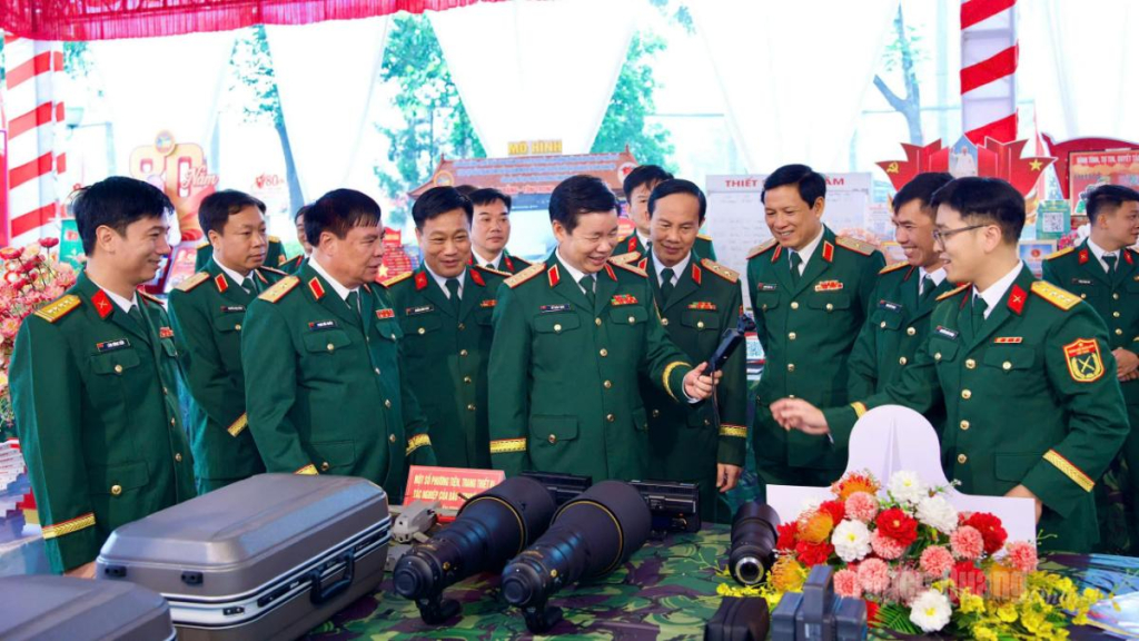 Các đại biểu tham quan gian hàng trưng bày trang, thiết bị của Báo Quân khu 2.