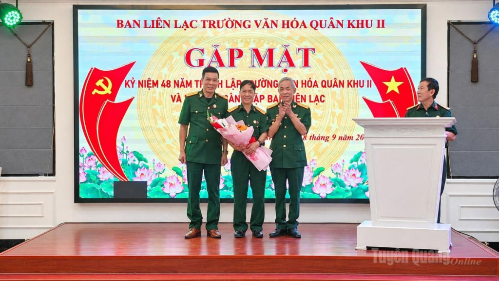 Ban liên lạc Trường Sỹ quan lục quân và Ban liên lạc Trường Quân sự Quân khu II tặng hoa và quà cho Ban liên lạc Trường Văn hóa Quân khu II.