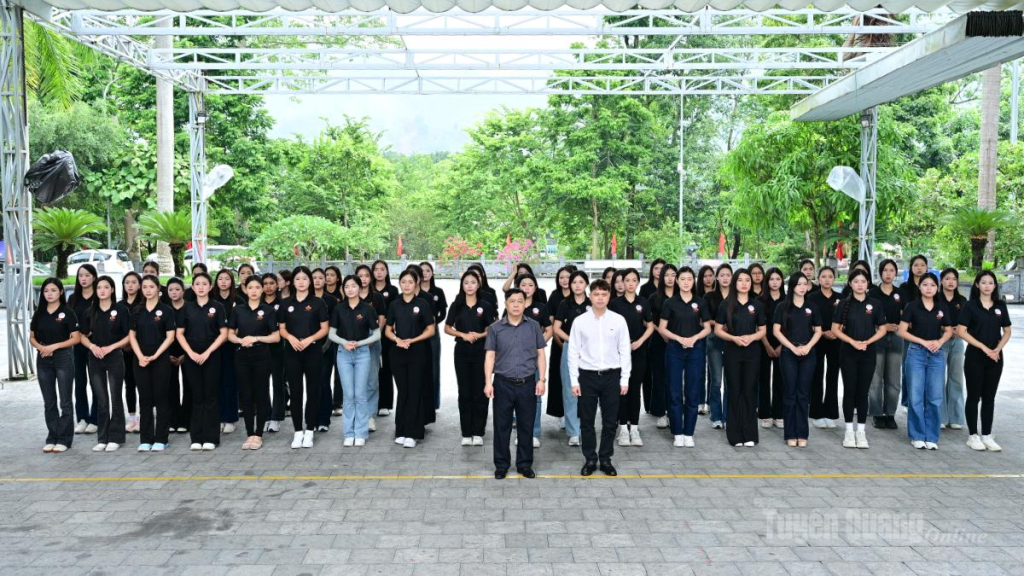 Đoàn làm lễ dâng hương tại Nghĩa trang Liệt sỹ Quốc gia Vị Xuyên, xã Vị Xuyên.