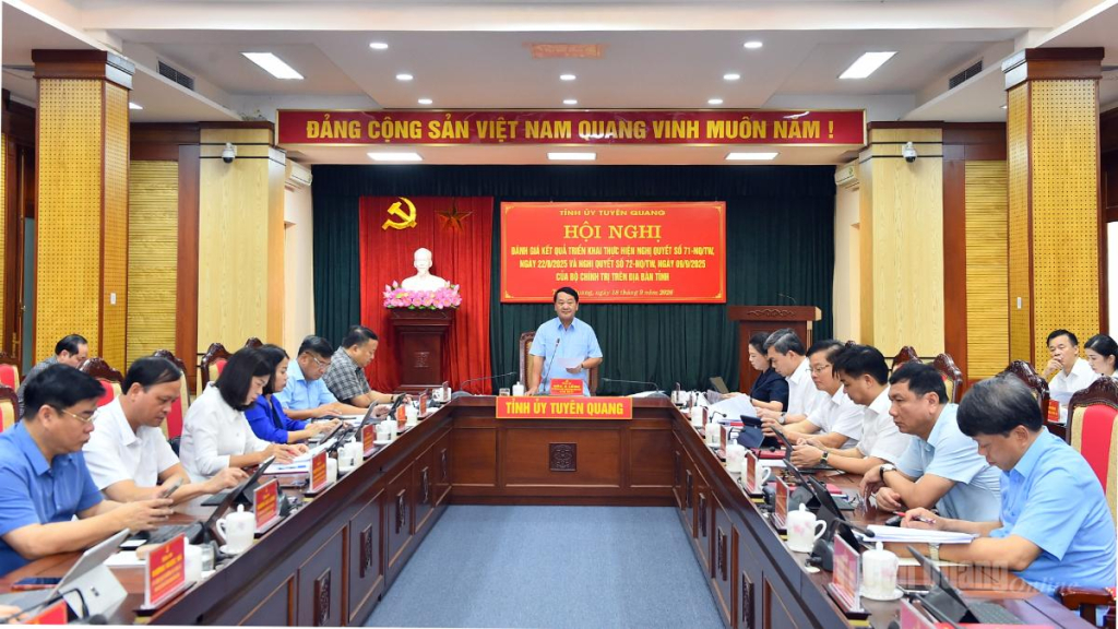 Đồng chí Bí thư Tỉnh ủy Hầu A Lềnh chủ trì hội nghị.