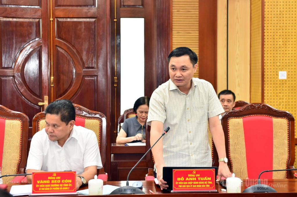 Đồng chí Phó Chủ tịch UBND tỉnh Đỗ Anh Tuấn báo cáo kết quả thực hiện Nghị quyết 71-NQ/TW tại hội nghị.