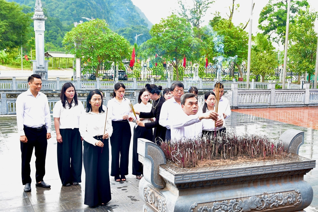 Đoàn đại biểu Đảng ủy MTTQ, các đoàn thể tỉnh; Ủy ban MTTQ Việt Nam tỉnh do đồng chí Ma Thế Hồng, Phó Bí thư Tỉnh ủy, Bí thư Đảng ủy MTTQ, các đoàn thể tỉnh, Chủ tịch Ủy ban MTTQ Việt Nam tỉnh làm Trưởng đoàn dâng hương, dâng hoa tưởng niệm Cụ Bùi Bằng Đoàn.