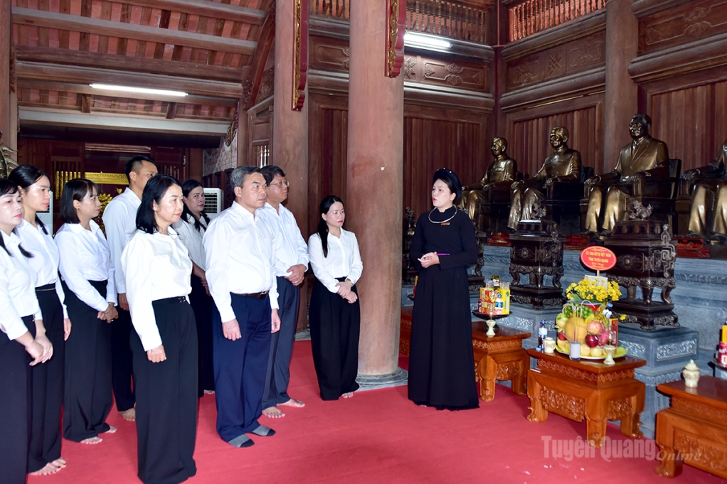 Đoàn đại biểu Đảng ủy MTTQ, các đoàn thể tỉnh; Ủy ban MTTQ Việt Nam tỉnh nghe giới thiệu về thân thế, sự nghiệp cách mạng của Cụ Bùi Bằng Đoàn.