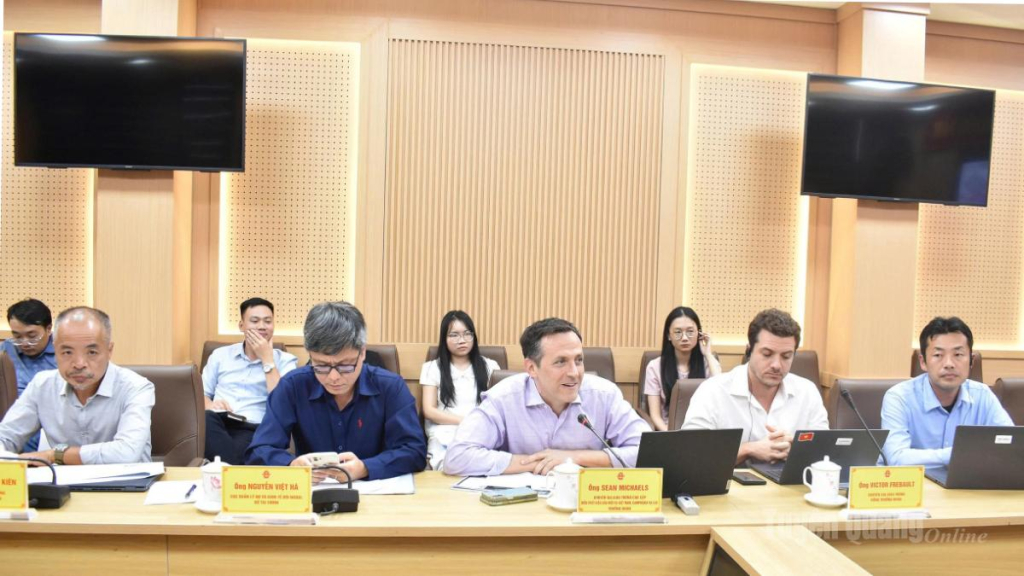 Ông Sean Michaeels chuyên gia giao thông cao cấp, điều phối viên đầu mối tại Việt Nam, Campuchia và Lào thuộc Ngân hàng Thế giới phát biểu tại buổi làm việc.