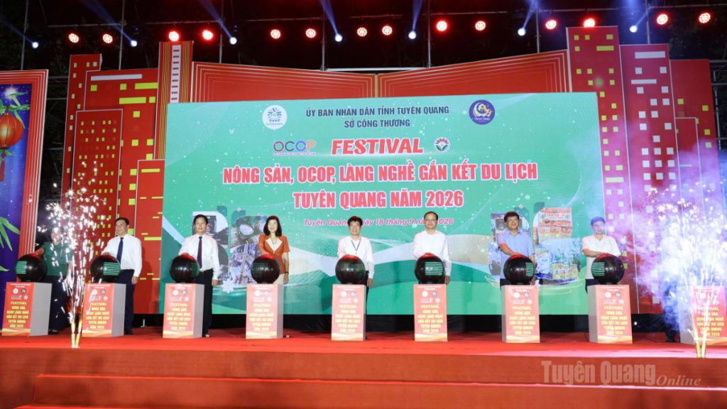 Các đại biểu nhấn nút khai mạc Festival nông sản, OCOP, làng nghề gắn kết du lịch - Tuyên Quang năm 2026.