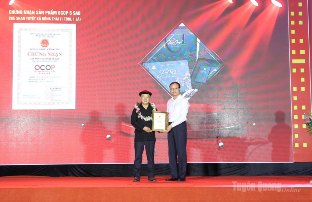 Đồng chí Nguyễn Mạnh Tuấn, Ủy viên Ban Thường vụ Tỉnh ủy, Phó Chủ tịch Thường trực UBND tỉnh trao chứng nhận sản phẩm đạt OCOP 5 sao cấp Quốc gia cho lãnh đạo Hợp tác xã Sơn Trà.
