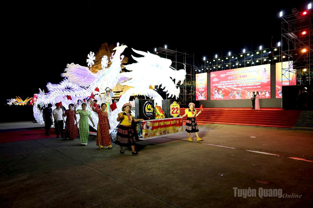 Mô hình rồng phượng băng giá của Tổ Phan Thiết 19, phường Minh Xuân thu hút đông du khách tham quan, trải nghiệm.