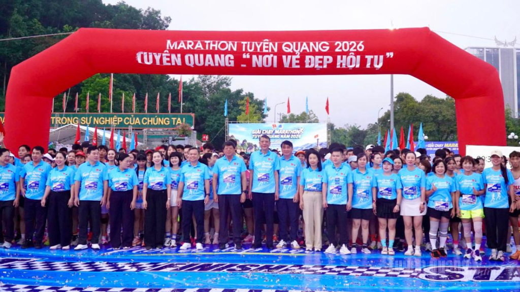 Các đại biểu chụp ảnh lưu niệm với các vận động viên trước giờ xuất phát.