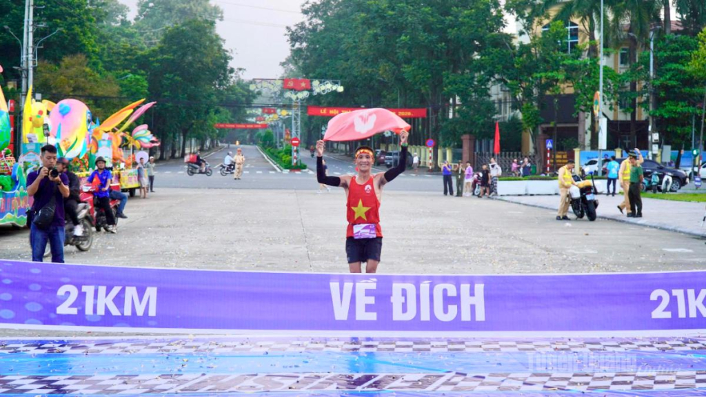 Vận động viên Trần Tư Pháp giành giải Nhất cự ly 21km của nam tại giải.