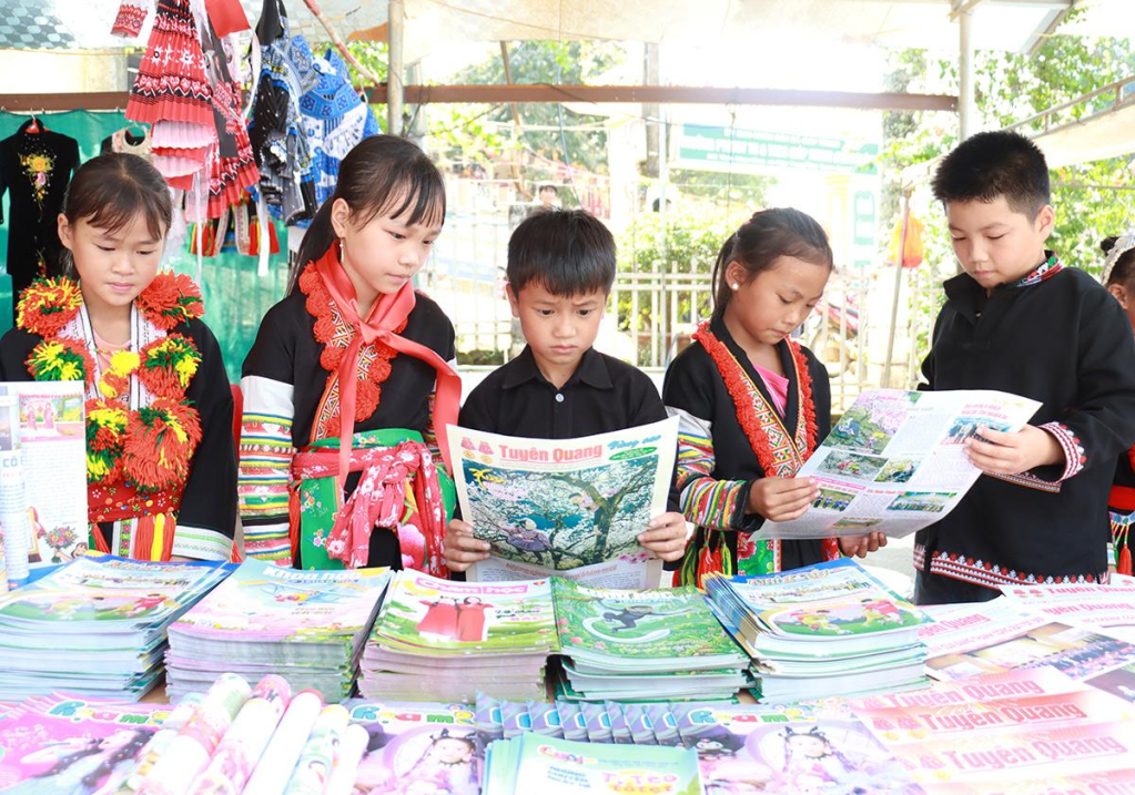 Học sinh xã Giáp Trung đọc các ấn phẩm của Báo và phát thanh, truyền hình Tuyên Quang.