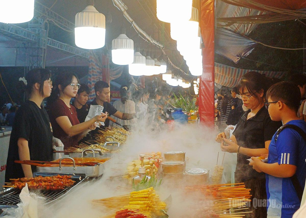 Không gian ẩm thực thu hút người dân, du khách đến tham quan, thưởng thức.