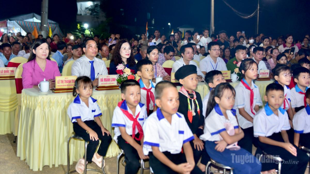 Phó Chủ tịch HĐND tỉnh Lê Thị Thanh Trà; lãnh đạo Báo và phát thanh, truyền hình Tuyên Quang, cùng đại biểu và các thiếu nhi tham dự Đêm hội Trung thu xã Xuân Vân.