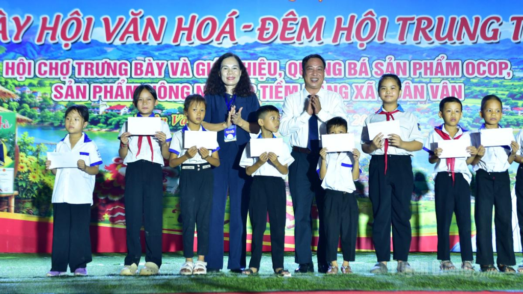 Các đồng chí lãnh đạo: Báo và phát thanh, truyền hình Tuyên Quang và xã Xuân Vân tặng quà học sinh có hoàn cảnh khó khăn vượt khó vươn lên trong học tập.