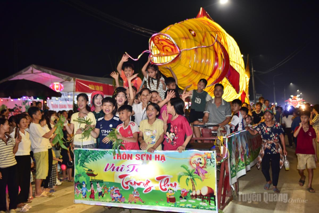 Phần diễn diễu mô hình Trung thu mang đến bầu không khí vui tươi, rộn ràng cho các cháu thiếu nhi và bà con Nhân dân.
