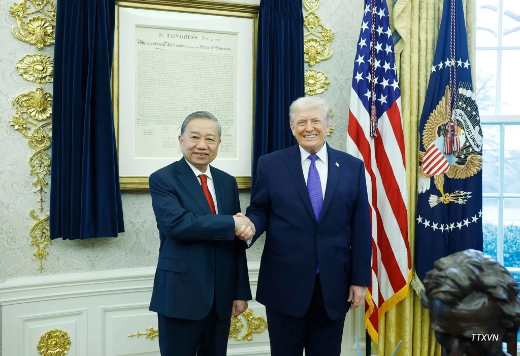 Nhân chuyến tham dự cuộc họp khai mạc Hội đồng Hòa bình về Gaza tại Hoa Kỳ, sáng 20/2/2026 (giờ địa phương), tại Nhà trắng, Tổng Bí thư Tô Lâm gặp Tổng thống Hoa Kỳ Donald Trump. (Ảnh: TTXVN)  