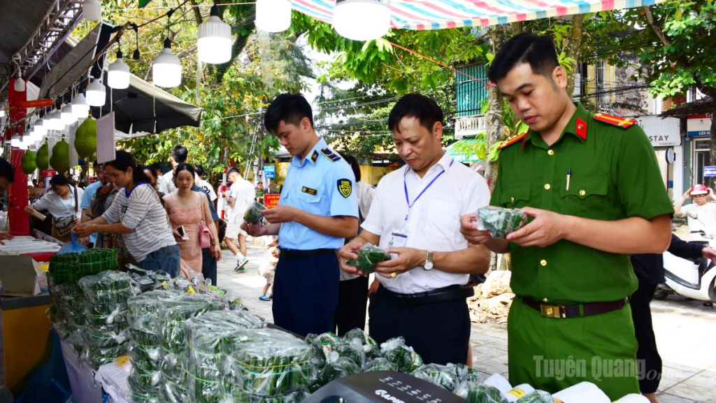 Đoàn kiểm tra liên ngành kiểm tra các mặt hàng bày bán tại Hội chợ.