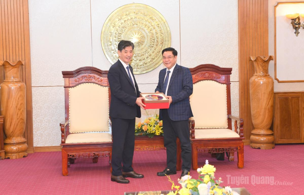 Phó Chủ tịch UBND tỉnh Hoàng Gia Long tặng sản phẩm thổ cẩm của tỉnh cho ông Kwon Sung Taek, Chủ tịch Hiệp hội Kinh tế, Văn hoá Hàn - Việt.