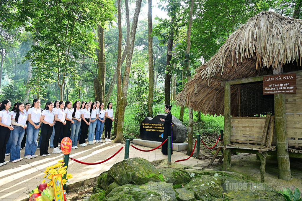 Đoàn dâng hương, nghe thuyết minh về lán Nà Nưa.