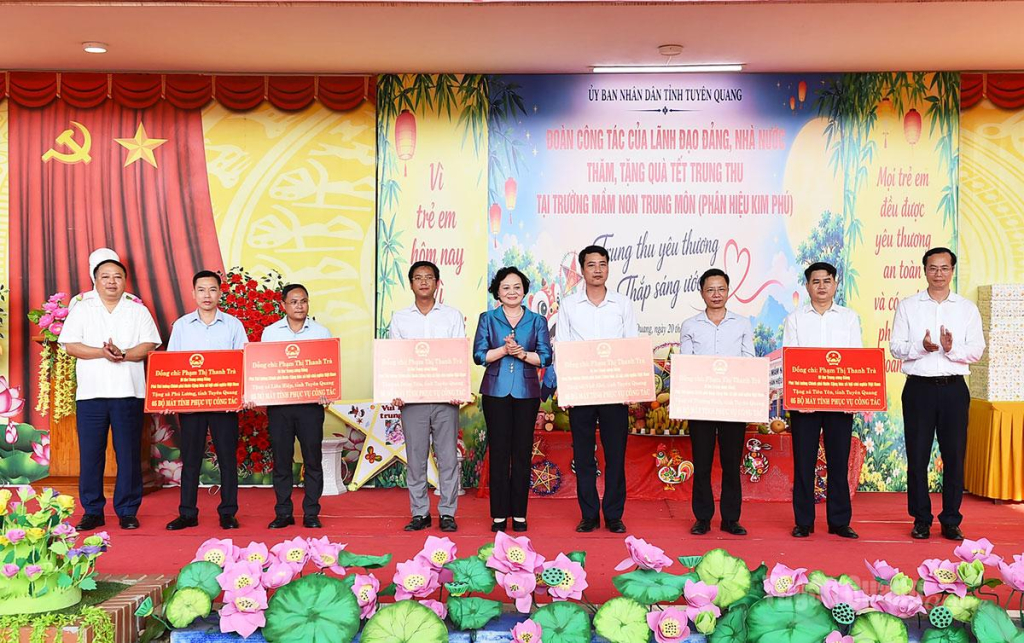 Phó Thủ tướng Phạm Thị Thanh Trà tặng máy tính cho các xã.
