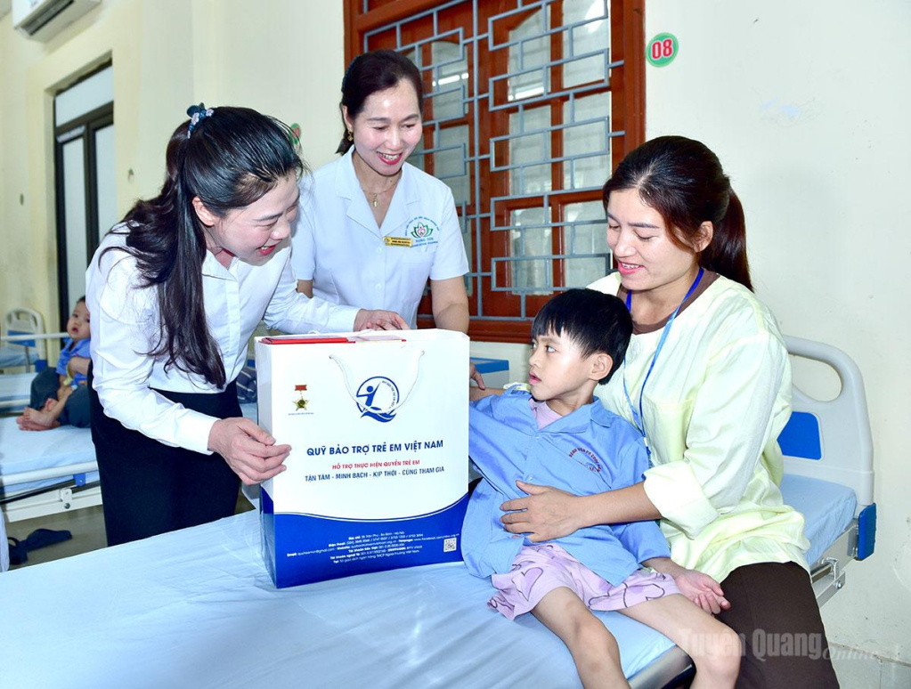 Đồng chí Phó Bí thư Thường trực Tỉnh ủy, Trưởng Đoàn đại biểu Quốc hội tỉnh  Lê Thị Kim Dung trao quà, động viên các bệnh nhi.