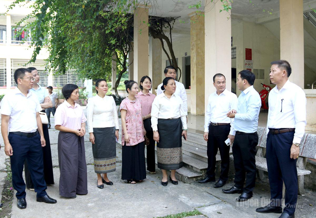 Đồng chí Chăn Thạ Sỏn Phun Súc, Ủy viên Ban Thường vụ Tỉnh ủy, Phó Chủ tịch Ủy ban Chính quyền tỉnh Xiêng Khoảng nước Cộng hòa dân chủ nhân dân Lào cùng các đại biểu tham quan cơ sở vật chất Trường Đại học Tân Trào.