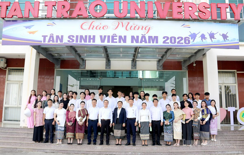 Đồng chí Chăn Thạ Sỏn Phun Súc, Ủy viên Ban Thường vụ Tỉnh ủy, Phó Chủ tịch Ủy ban Chính quyền tỉnh Xiêng Khoảng cùng đoàn công tác với các em sinh viên Lào tại Đại học Tân Trào.