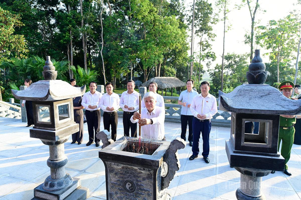 Đồng chí Đỗ Văn Chiến, Ủy viên Bộ Chính trị, Phó Chủ tịch Thường trực Quốc hội dâng hương tại Nhà tưởng niệm Chủ tịch Tôn Đức Thắng, Khu di tích Ban Thường trực Quốc hội, xã Tân Trào.