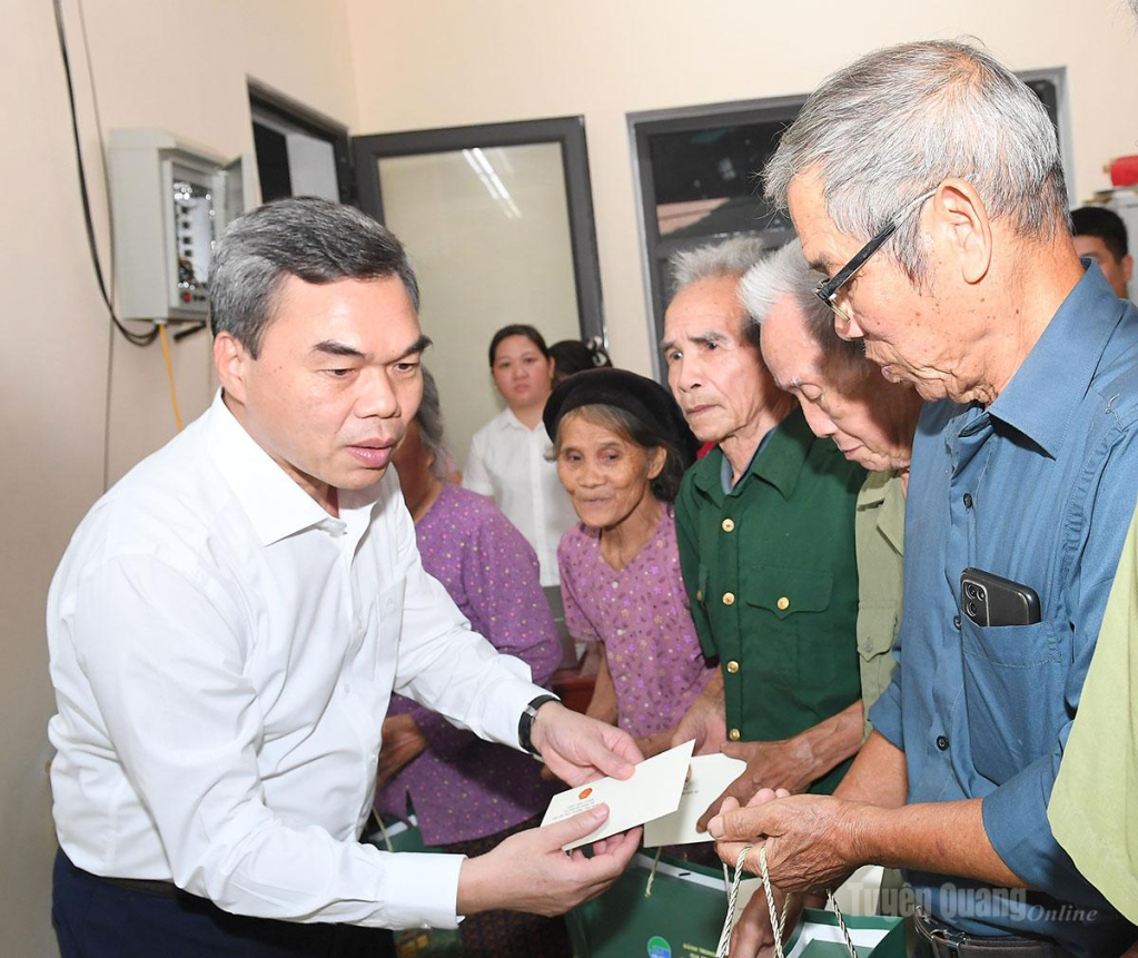 Đồng chí Phó Bí thư Tỉnh ủy, Chủ tịch Ủy ban MTTQ Việt Nam tỉnh Ma Thế Hồng tặng quà người có công, người cao tuổi xã Trung Sơn.