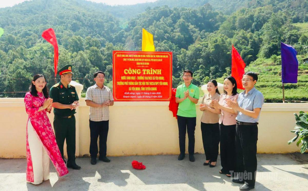 Đại diện các đơn vị, doanh nghiệp, nhà tài trợ và chính quyền địa phương kéo băng khánh thành công trình.