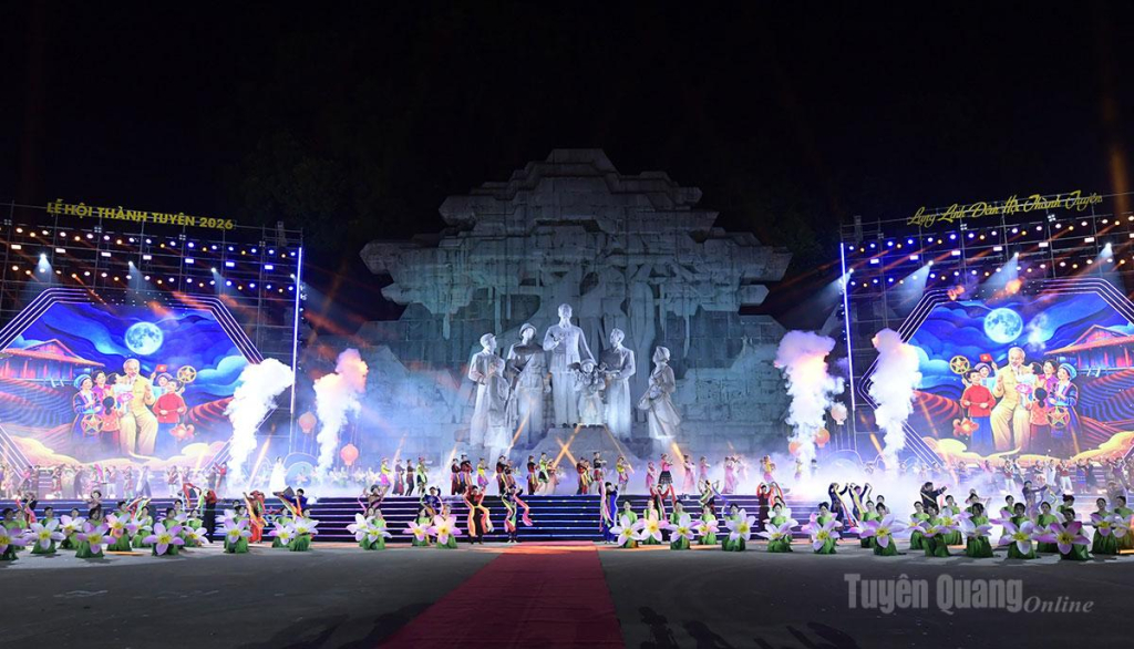 Tiết mục Hello Tuyên Quang khai mạc chương trình.