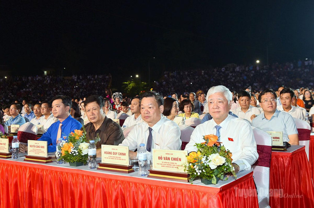 Đồng chí Đỗ Văn Chiến, Ủy viên Bộ Chính trị, Phó Chủ tịch Thường trực Quốc hội và các đại biểu dự lễ khai mạc.